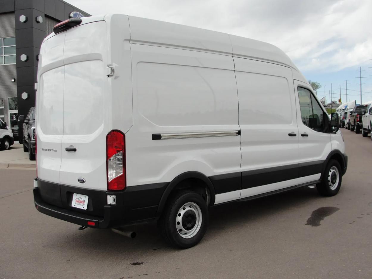 2022 Ford Transit | Photo 5 of 16