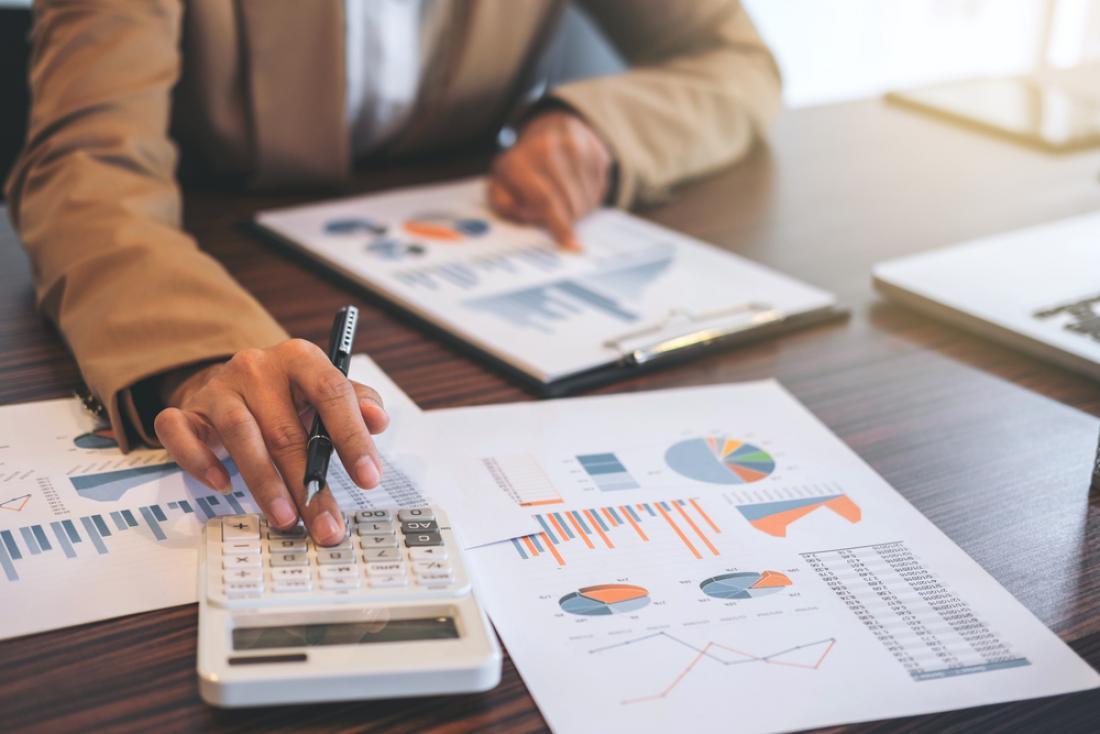 Determining a household budget with calculator and graphs