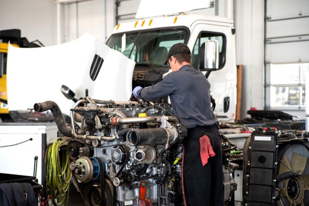 career-guide-how-to-become-a-diesel-technician