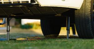 Hydraulic leveling system under a camper