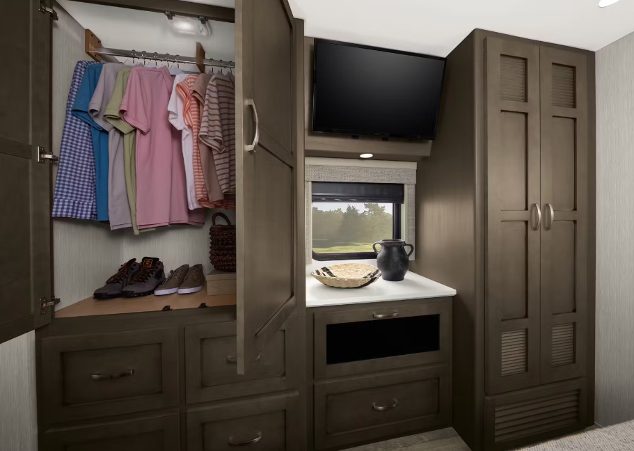 2025 Newmar Bay Star closet