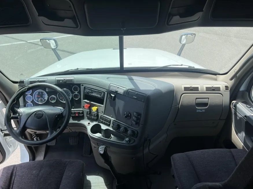 2015 Freightliner Cascadia | Photo 17 of 20