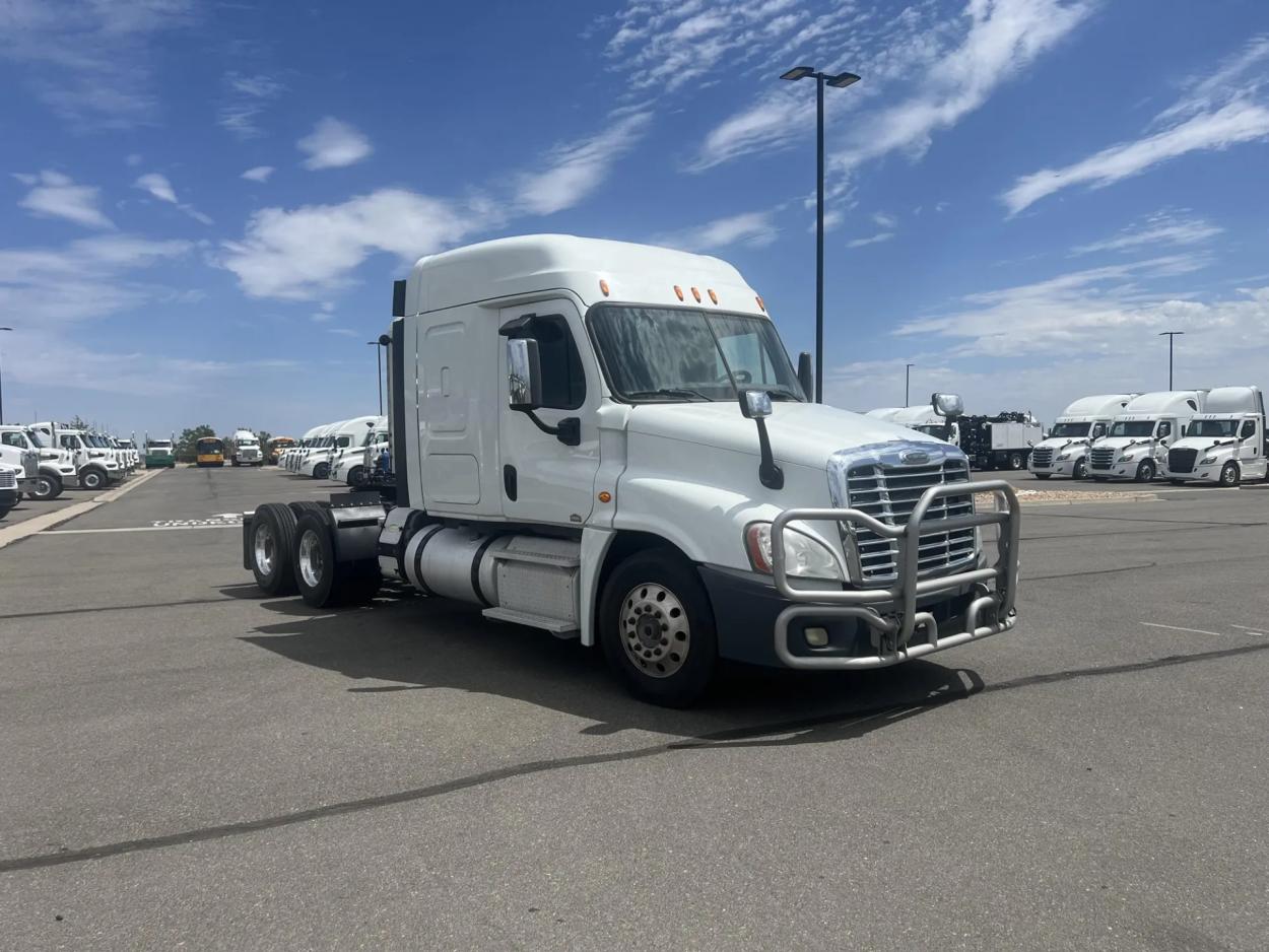 2015 Freightliner Cascadia | Photo 2 of 20