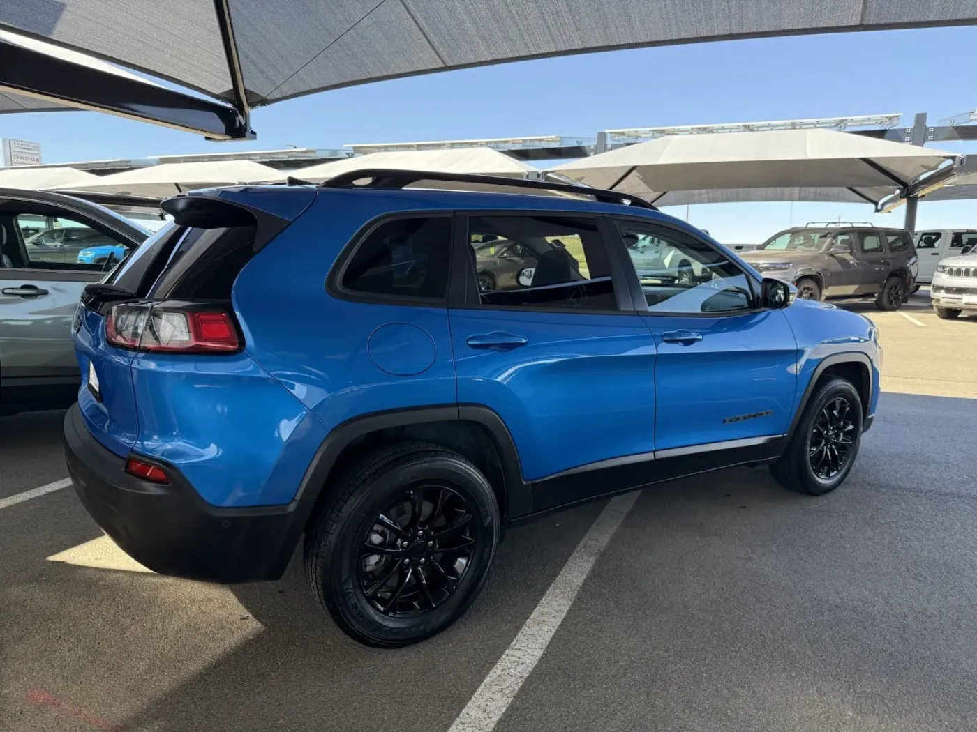 2023 Jeep Cherokee Altitude Lux | Photo 4 of 16