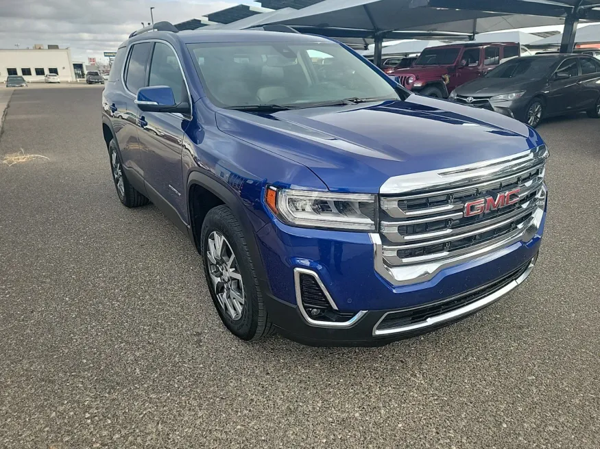 2023 GMC Acadia SLT | Photo 8 of 17