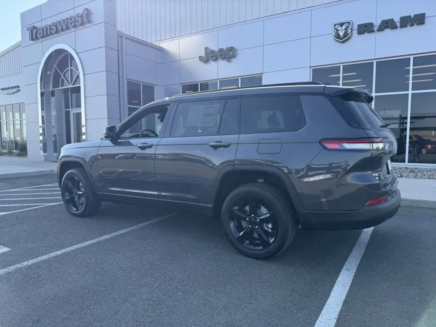 2024 Jeep Grand Cherokee L Altitude | Photo 2 of 17