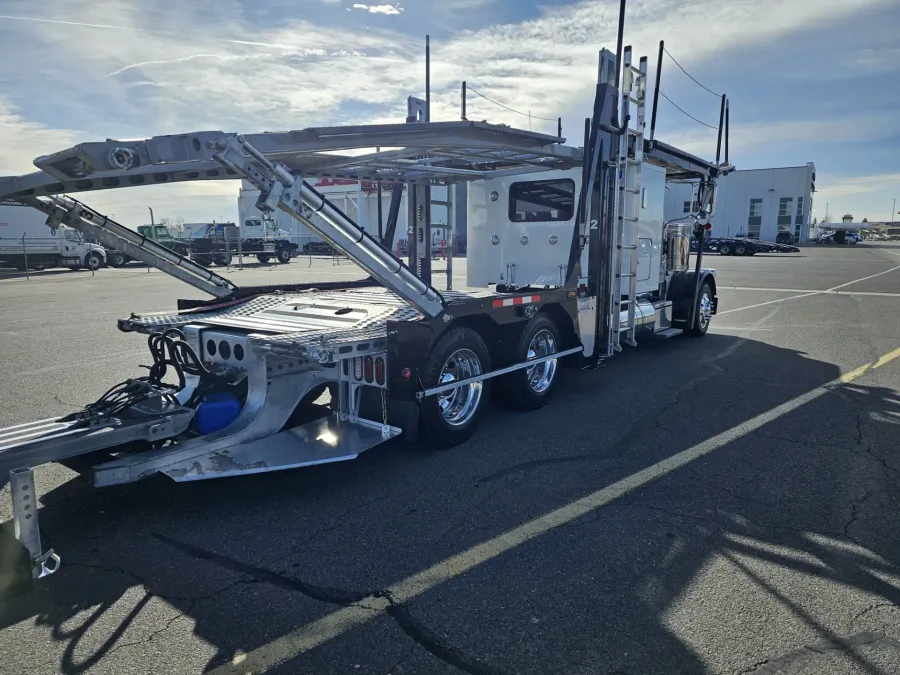 2024 Peterbilt 389 | Photo 5 of 37