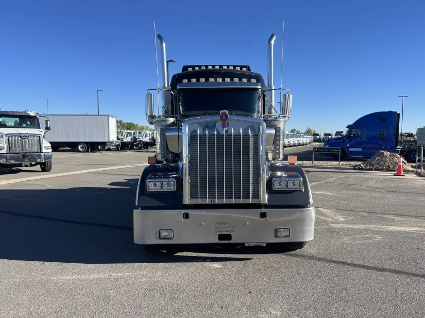 2022 Kenworth W900 | Photo 2 of 25