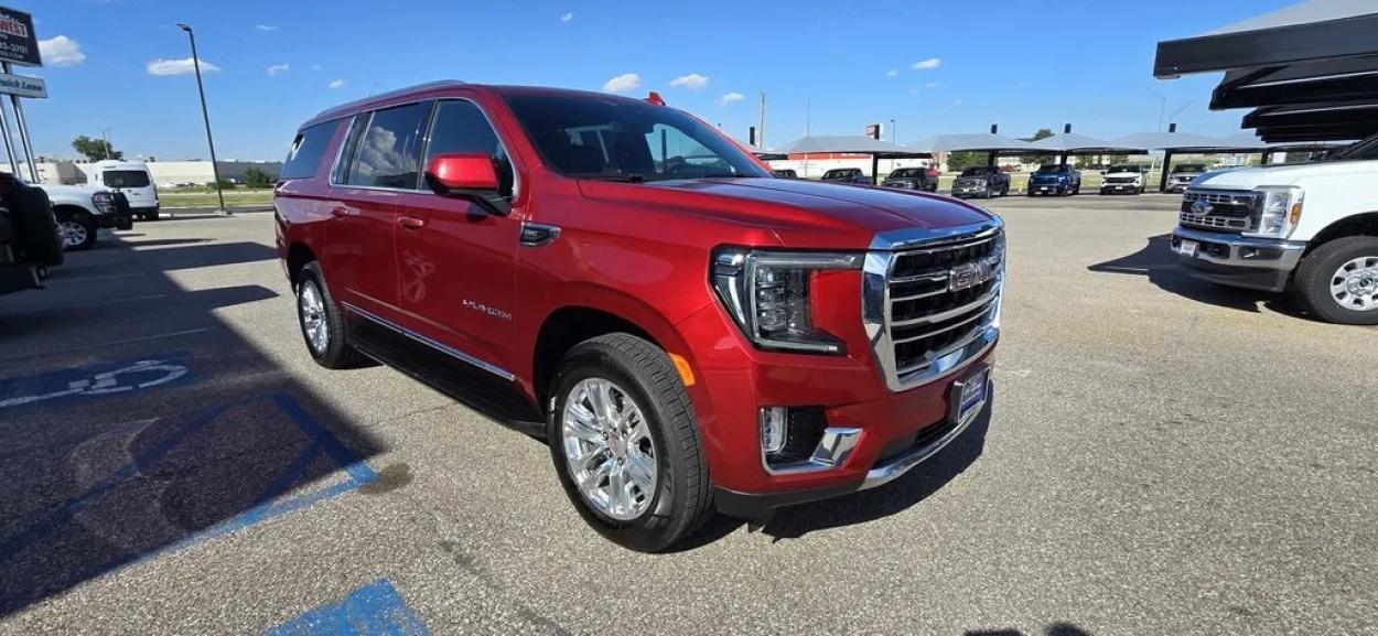 2023 GMC Yukon XL | Photo 3 of 31