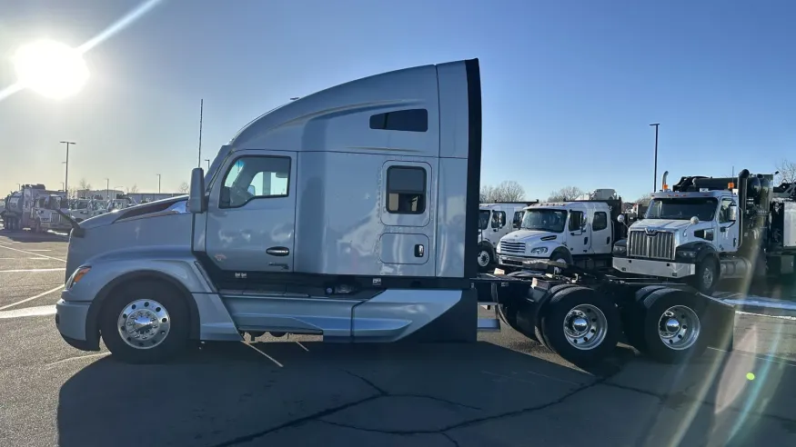 2024 Kenworth T680 | Photo 8 of 22