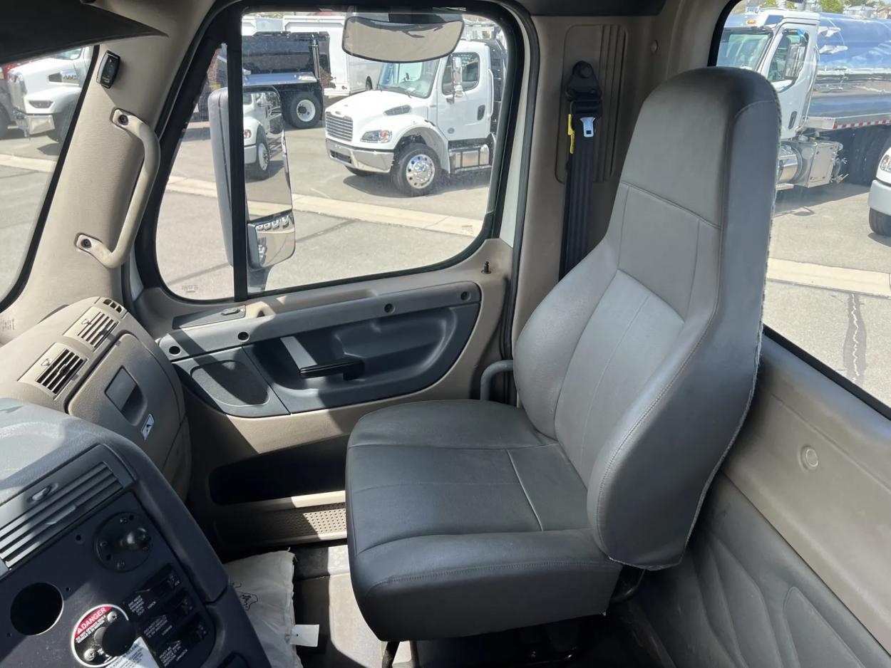 2016 Freightliner Cascadia 126 | Photo 11 of 22
