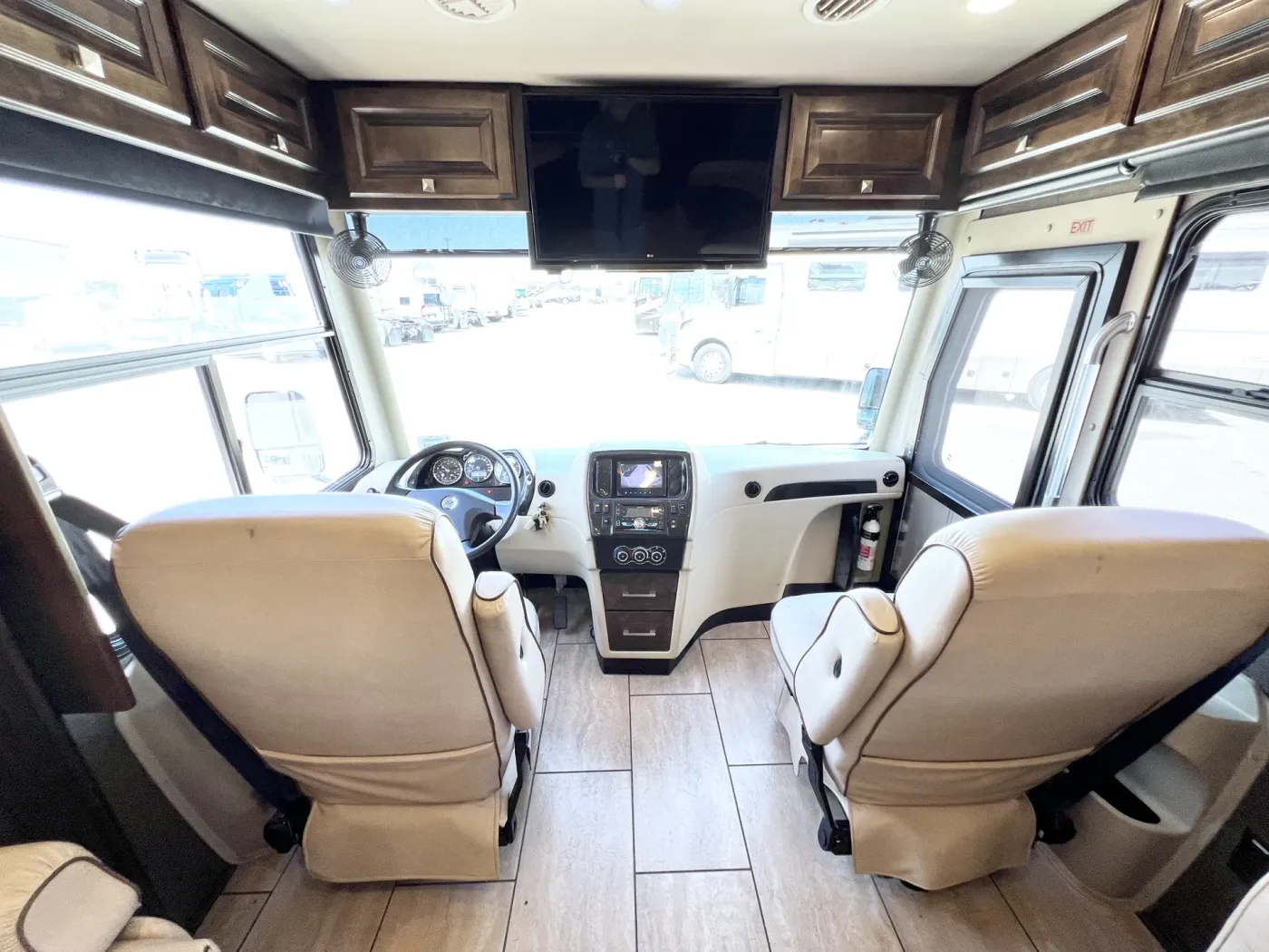 2017 Tiffin Allegro Breeze 32BR | Photo 5 of 27