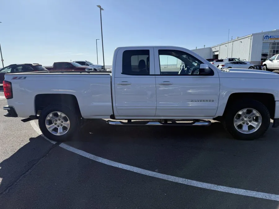 2017 Chevrolet Silverado 1500 LT | Photo 6 of 15