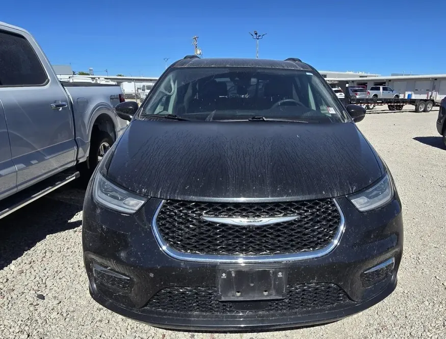 2022 Chrysler Pacifica | Photo 1 of 3