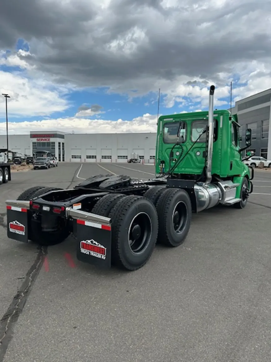 2025 Freightliner Cascadia 126 | Photo 6 of 17