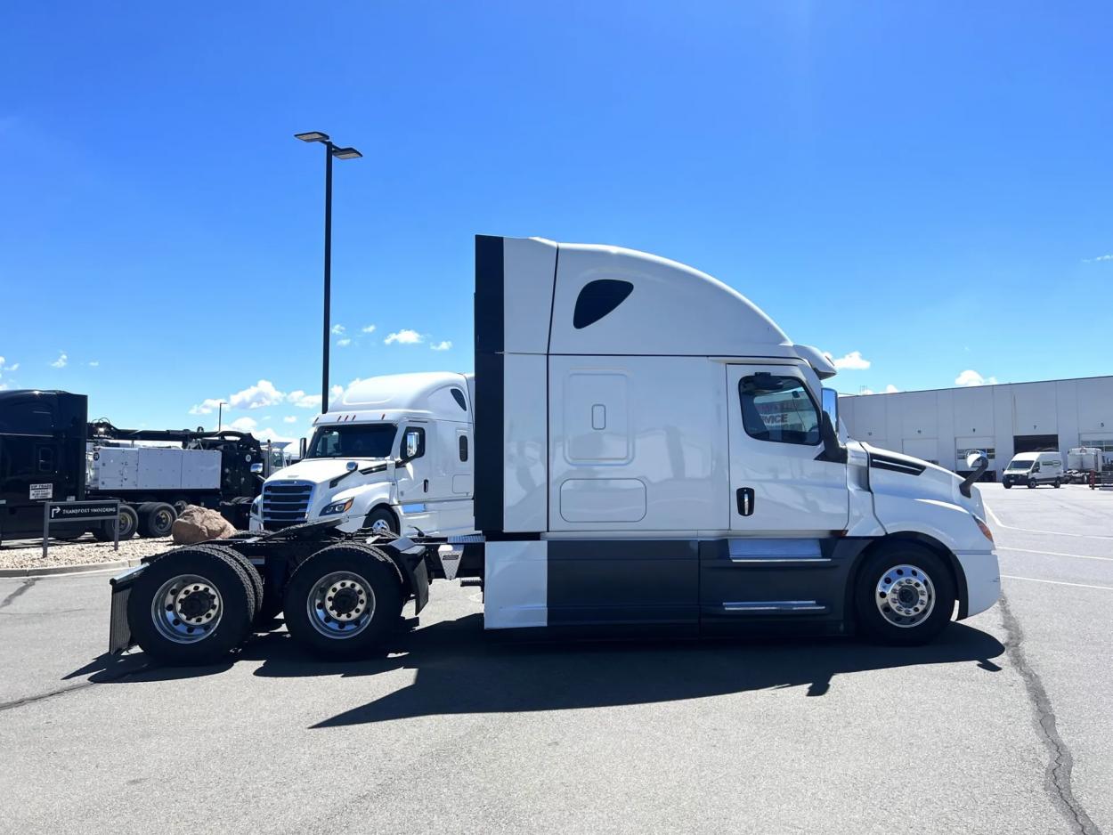 2023 Freightliner Cascadia 126 | Photo 4 of 18