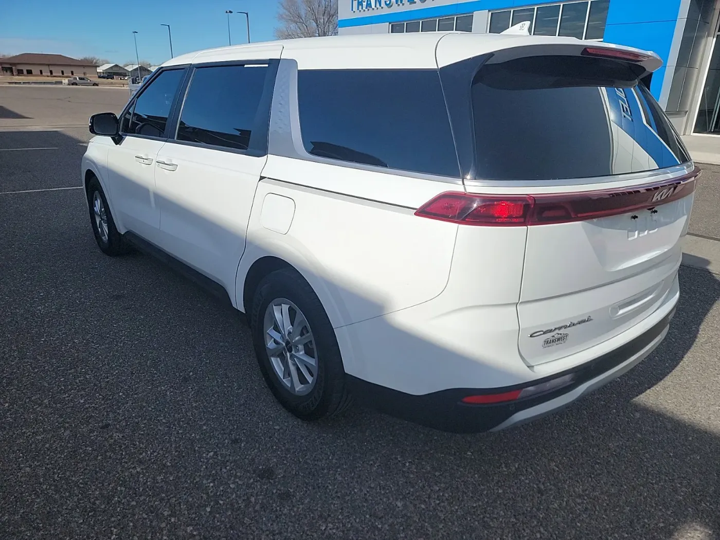 2022 Kia Carnival LXS | Photo 2 of 16