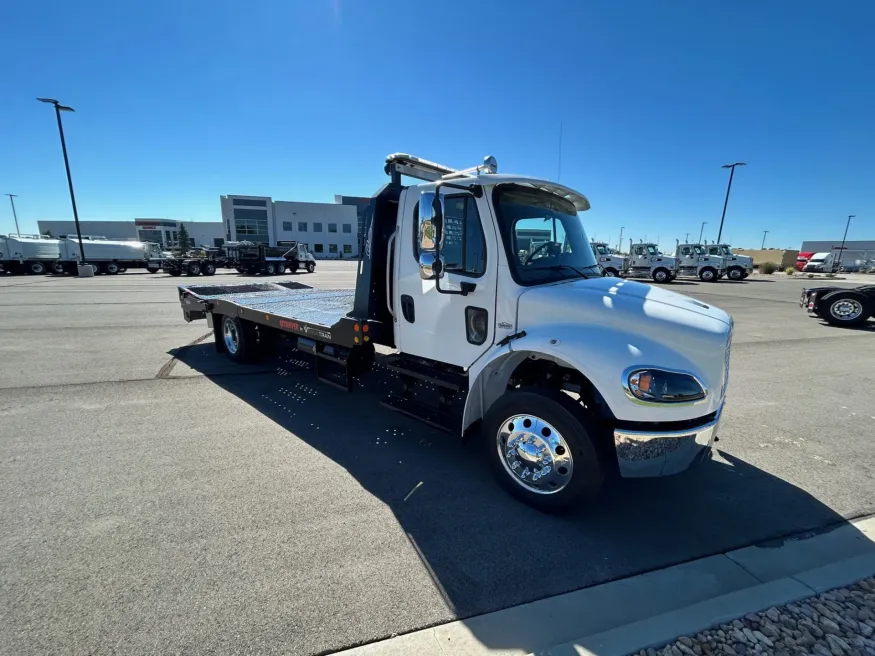 2025 Freightliner M2 106 | Photo 3 of 11