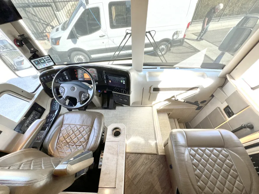 2017 Emerald Prevost X3 | Photo 6 of 37