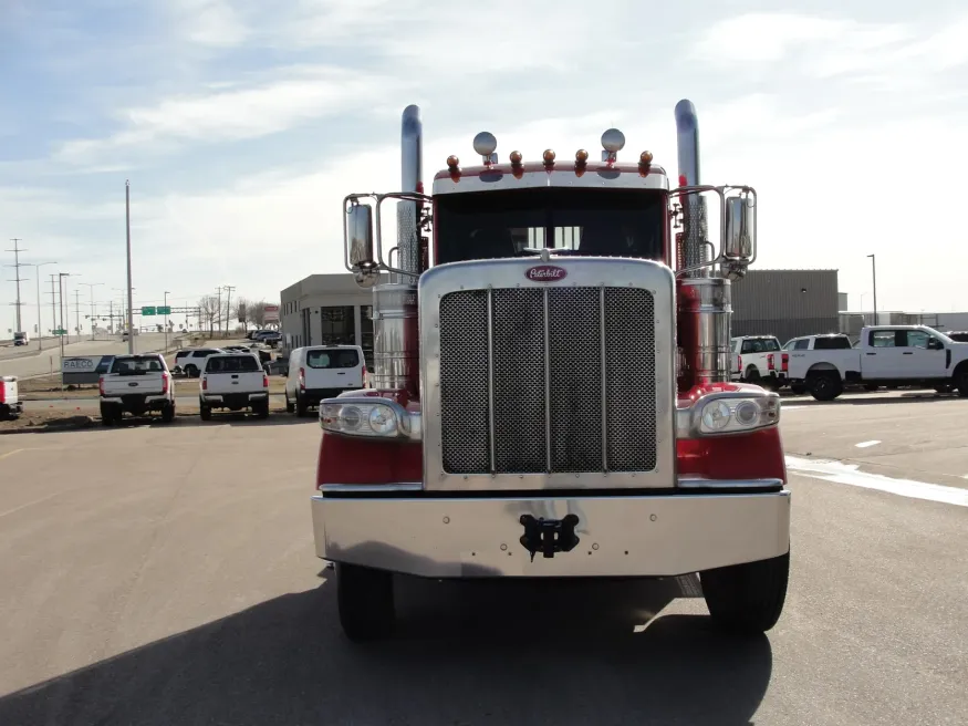 2018 Peterbilt 389 Day Cab | Photo 7 of 16