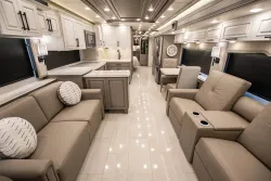 2025 Newmar London Aire 4569 | Thumbnail Photo 3 of 32