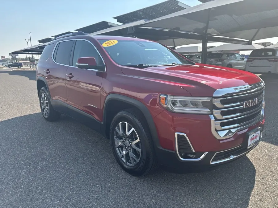 2023 GMC Acadia SLT | Photo 6 of 24