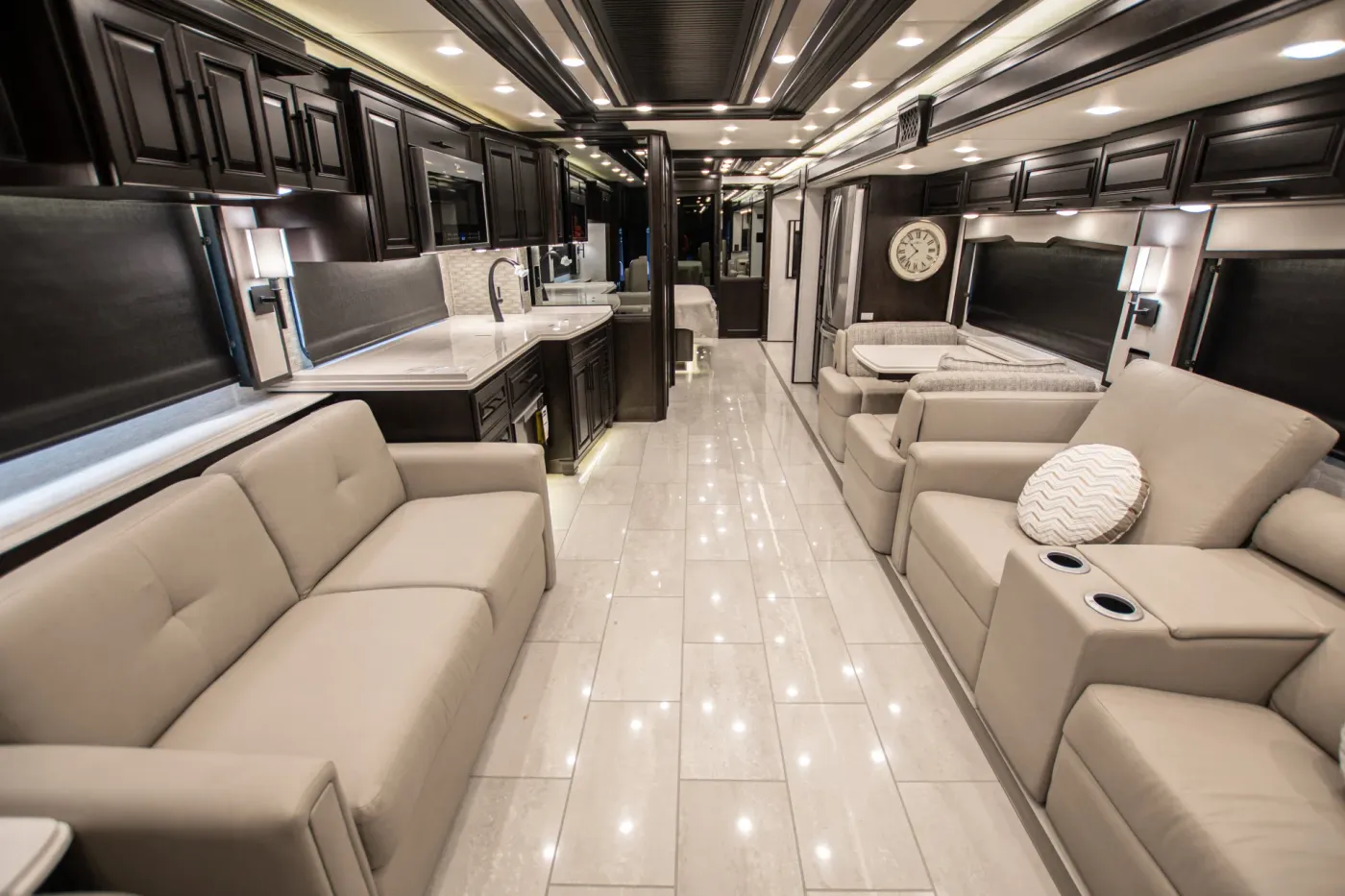 2024 Newmar London Aire 4551 | Photo 2 of 17