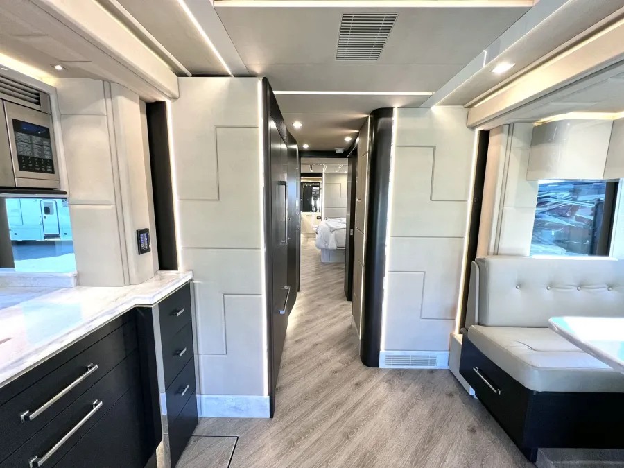 2023 Emerald Prevost H3-45 | Photo 14 of 47