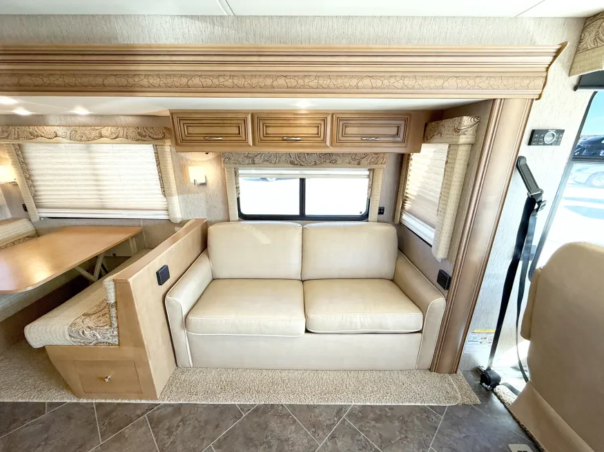 2014 Newmar Bay Star 3308 | Photo 7 of 28