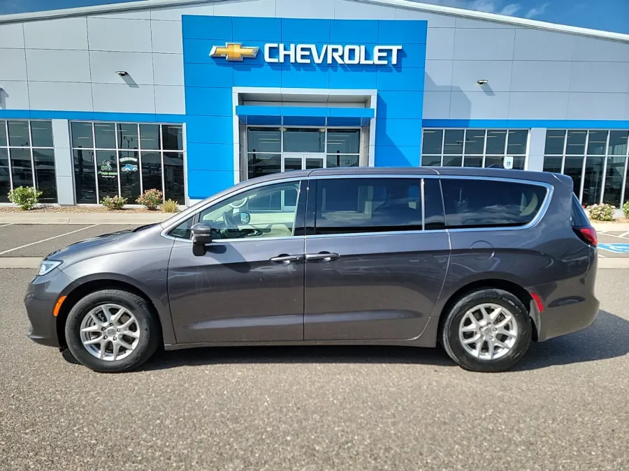 2023 Chrysler Pacifica Touring L | Photo 1 of 18