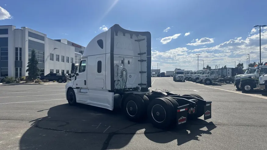 2025 Freightliner Cascadia 126 | Photo 7 of 21