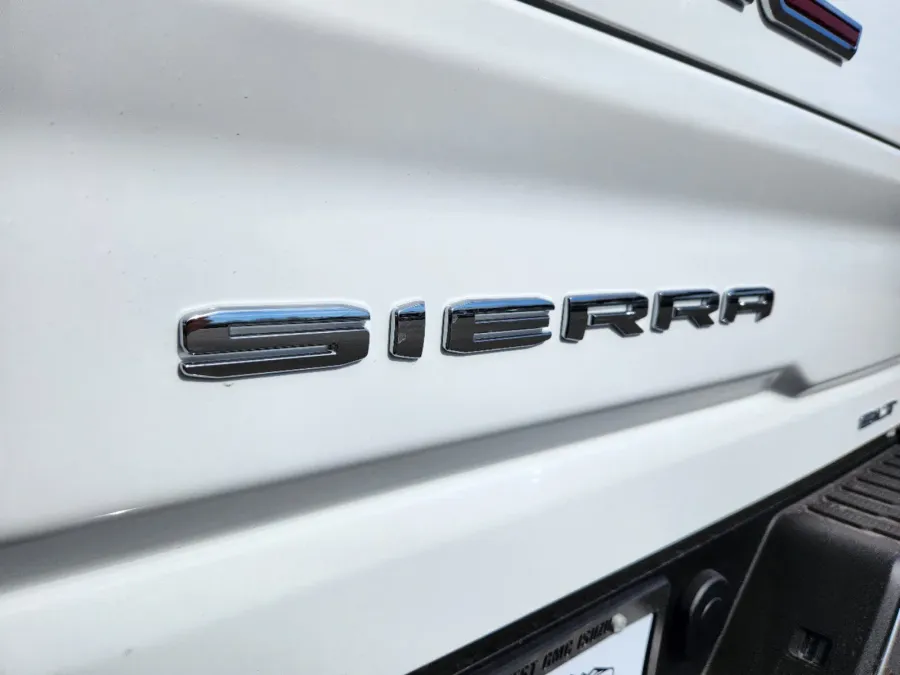 2025 GMC Sierra 3500HD SLT | Photo 13 of 31