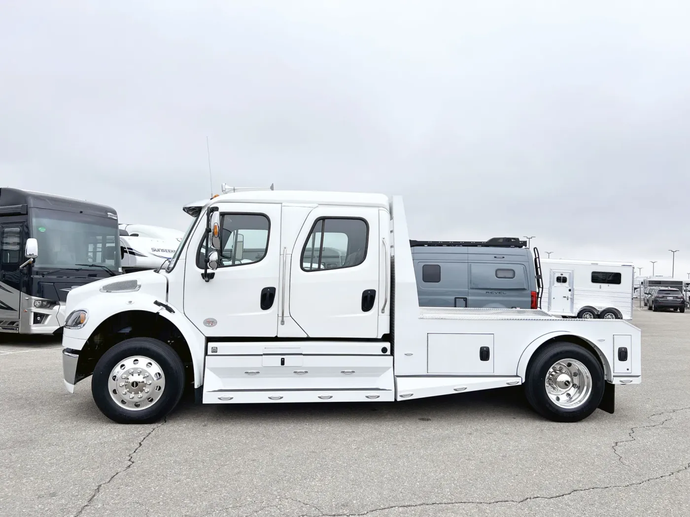 2023 Freightliner M2 106 Summit Hauler | Photo 3 of 27