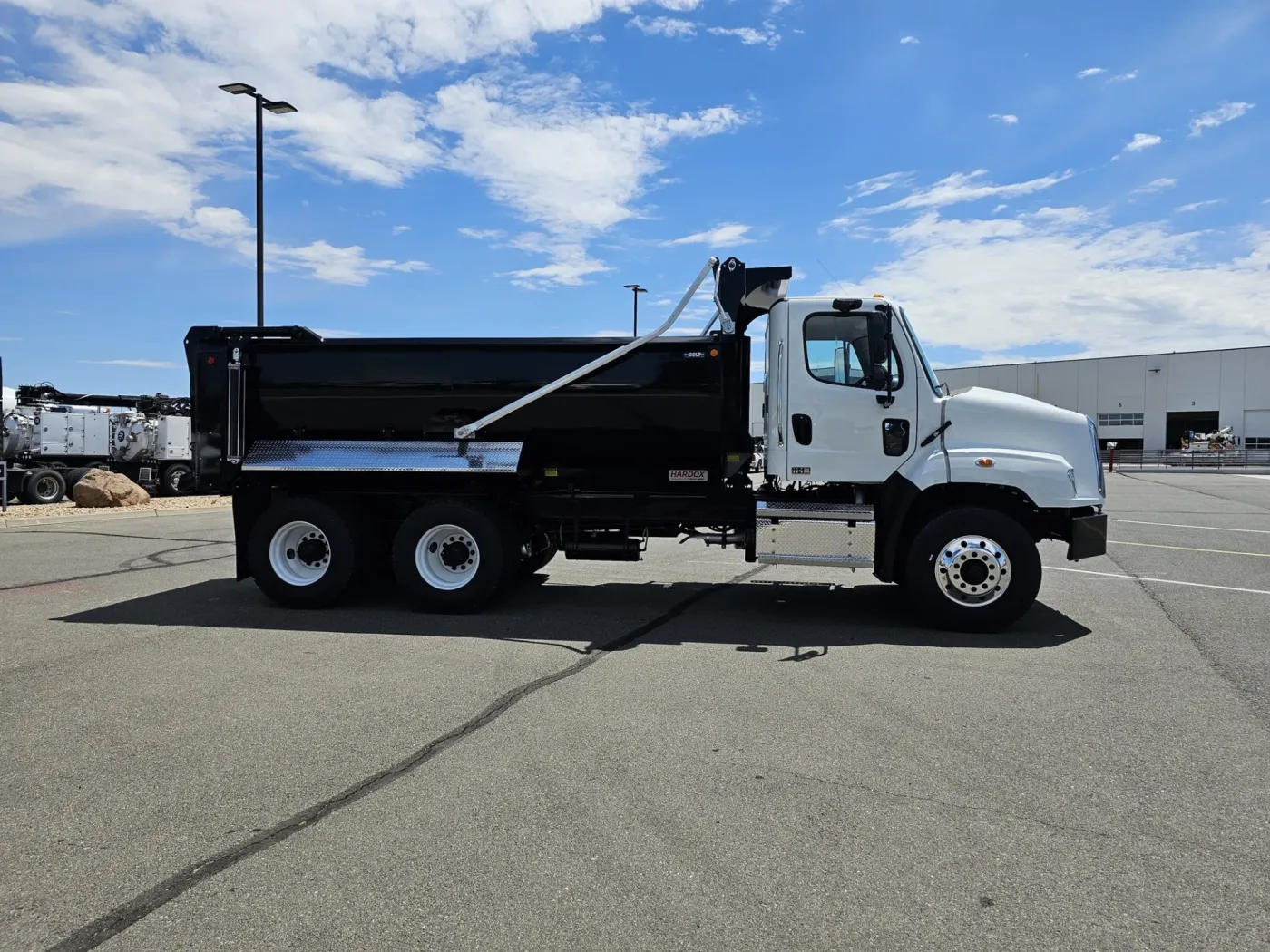 2024 Freightliner 114SD | Photo 5 of 22