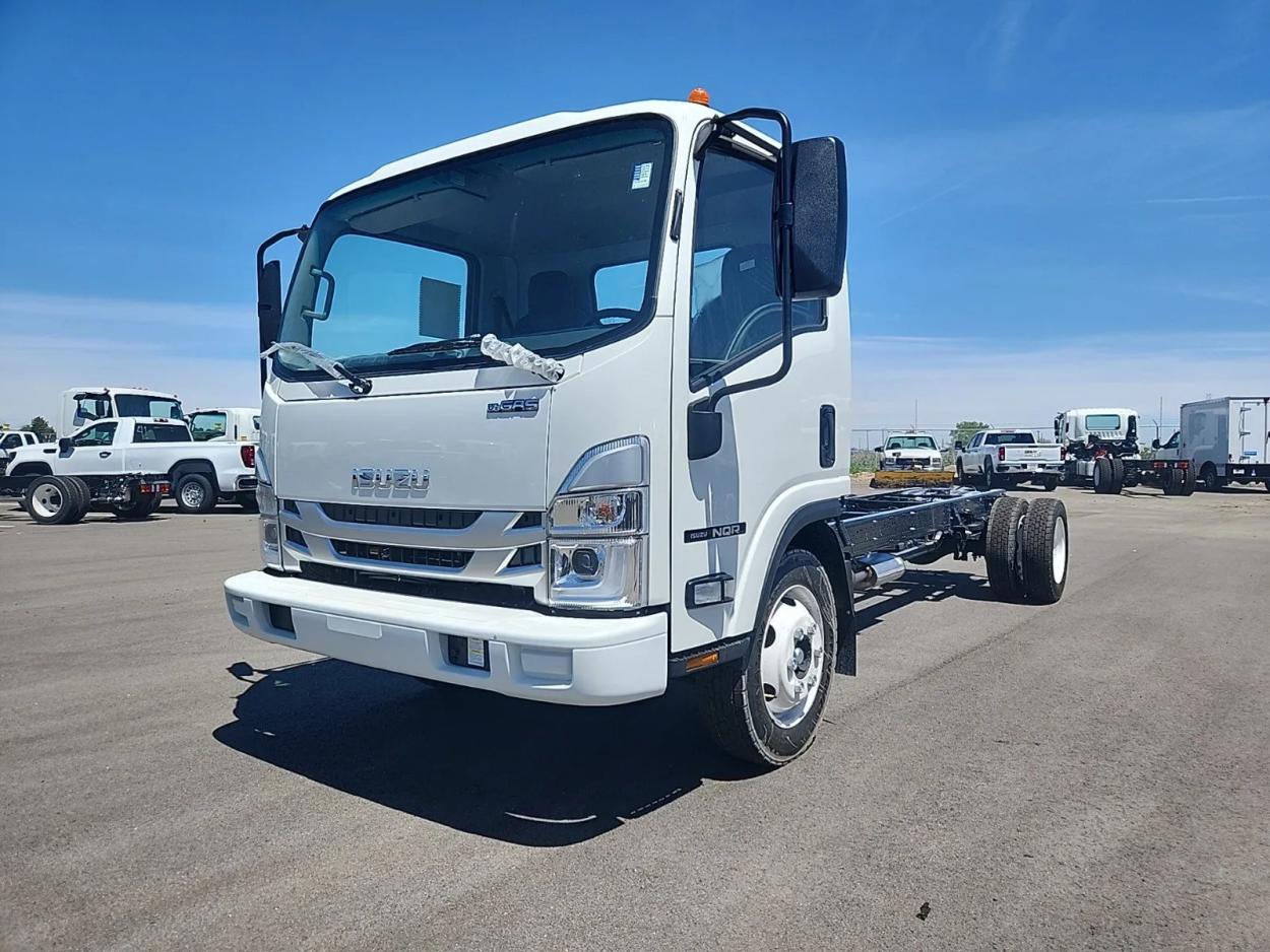 2025 Isuzu NQR GAS 18 BOX VAN | Photo 2 of 3