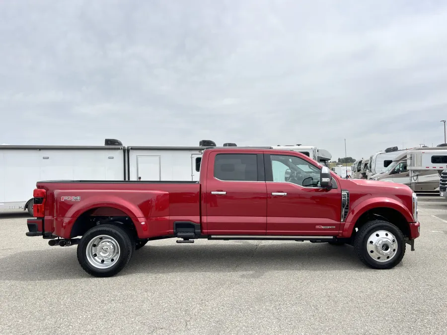 2024 Ford F-450 Platinum | Photo 16 of 22