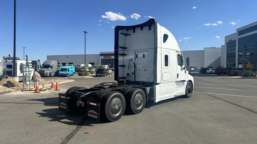 2025 Freightliner Cascadia 126 | Photo 5 of 21