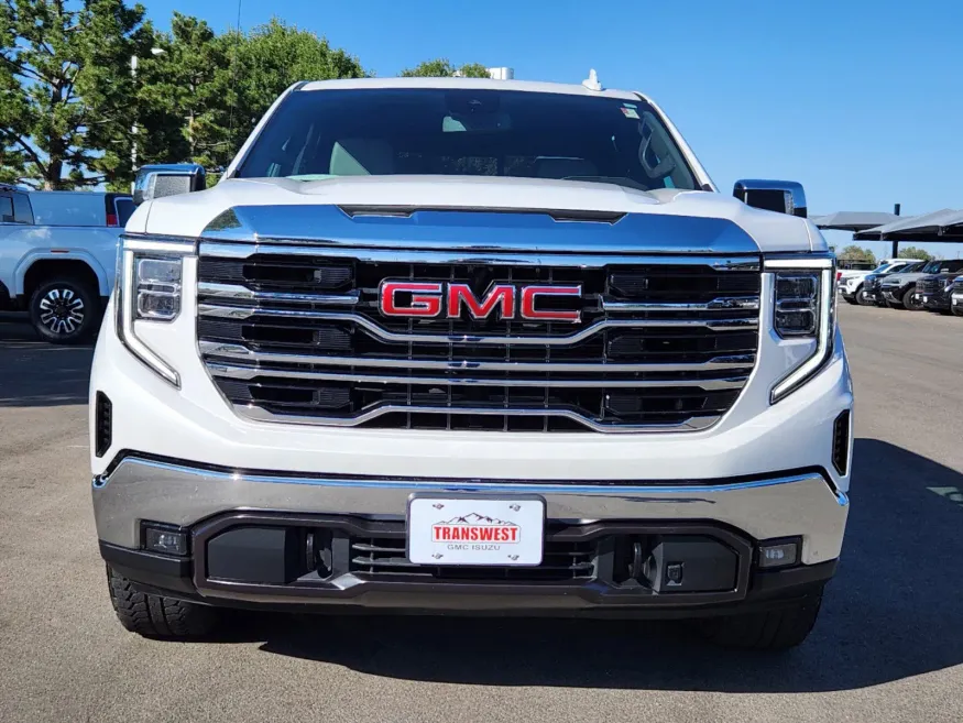 2023 GMC Sierra 1500 SLT | Photo 4 of 31