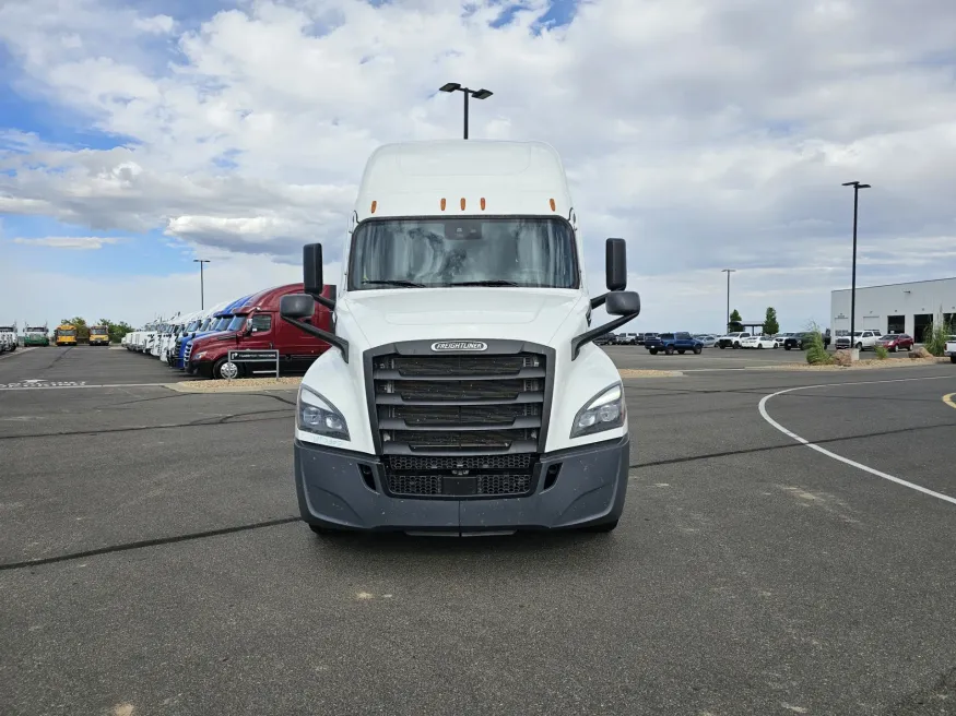 2024 Freightliner Cascadia 126 | Photo 2 of 22