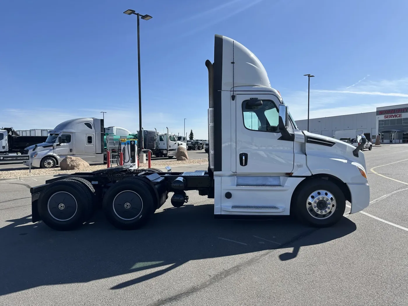 2020 Freightliner Cascadia 126 | Photo 4 of 16