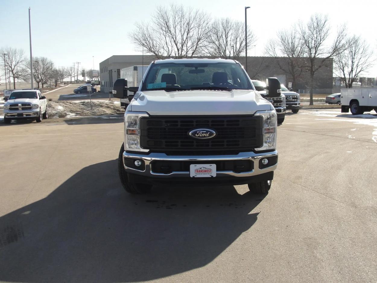 2024 Ford F-350 | Photo 8 of 11
