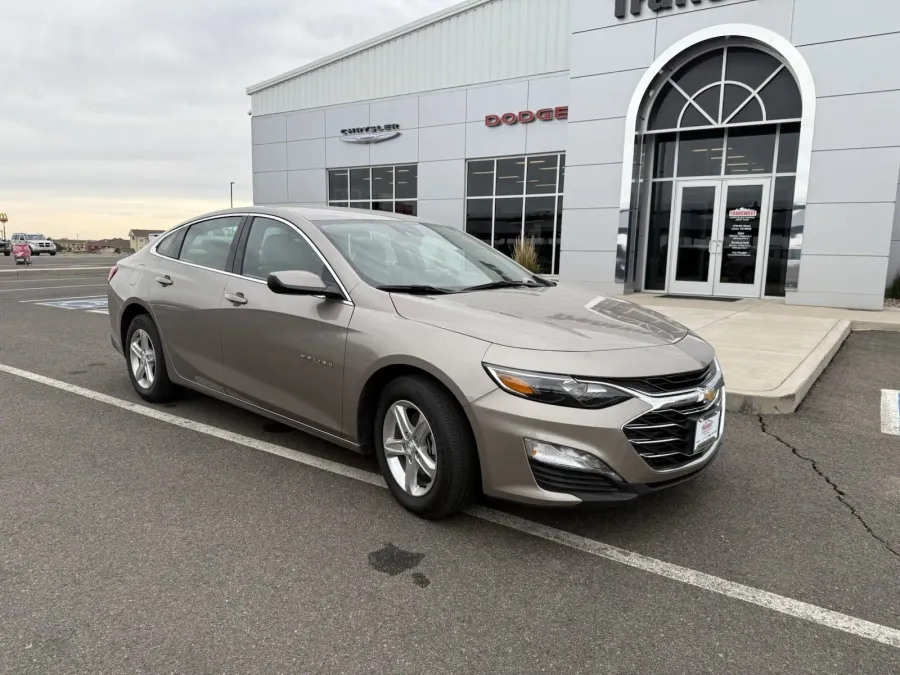 2024 Chevrolet Malibu LT | Photo 1 of 14