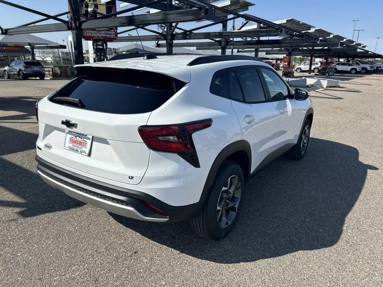 2025 Chevrolet Trax LT | Photo 4 of 22