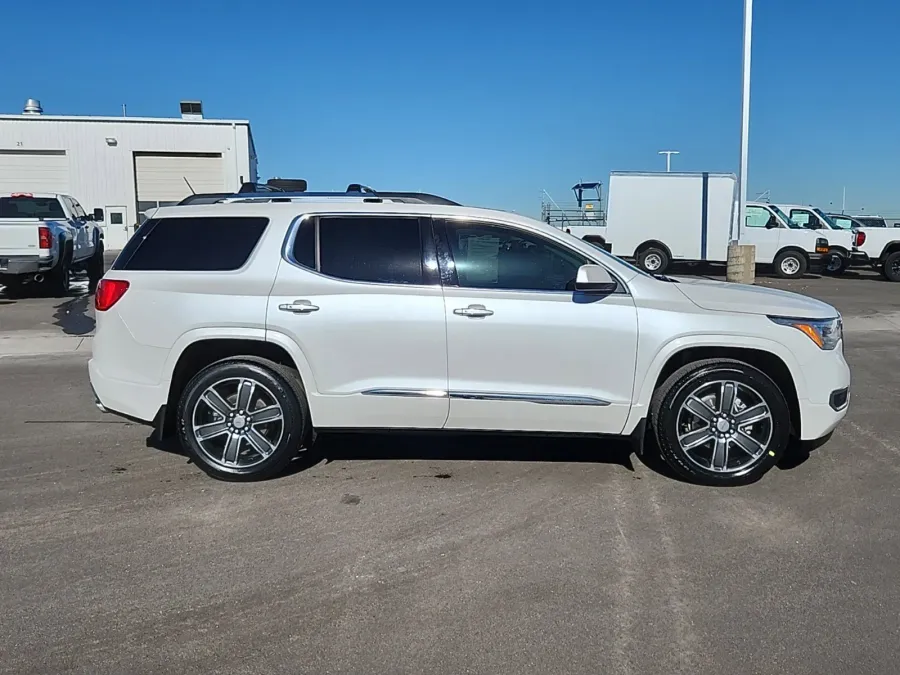 2019 GMC Acadia Denali | Photo 1 of 29