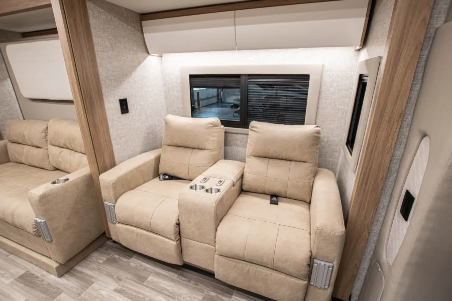 2025 Tiffin Wayfarer 25XRW | Photo 4 of 10