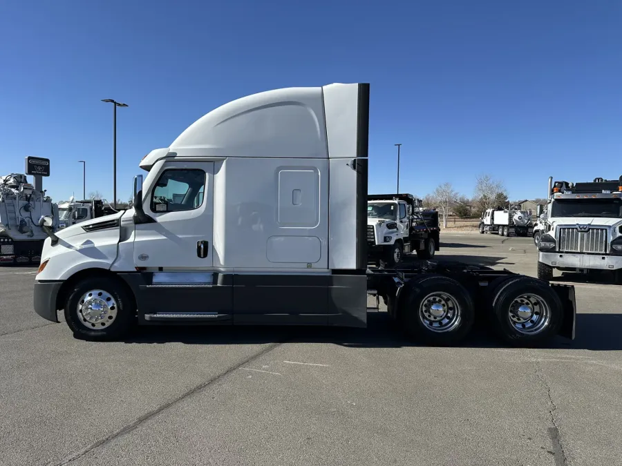 2023 Freightliner Cascadia 126 | Photo 8 of 22