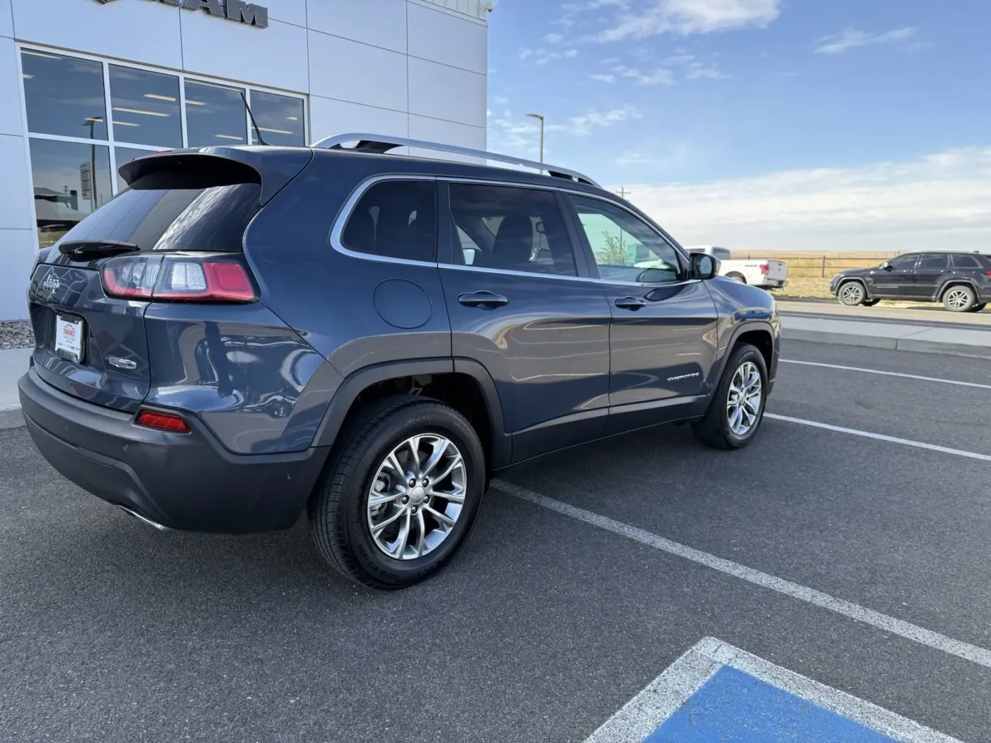 2021 Jeep Cherokee Latitude Lux | Photo 4 of 17