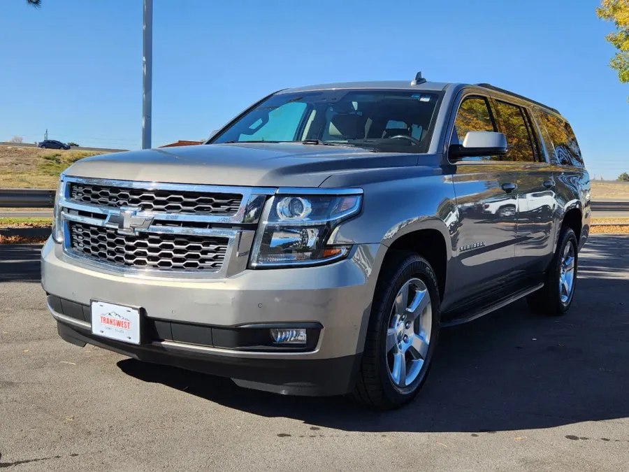 2019 Chevrolet Suburban LT | Photo 3 of 33