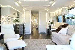 2025 Emerald Prevost H3-45 | Thumbnail Photo 3 of 34