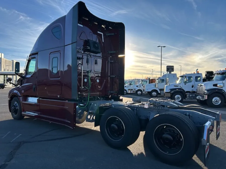 2025 Freightliner Cascadia 126 | Photo 3 of 21